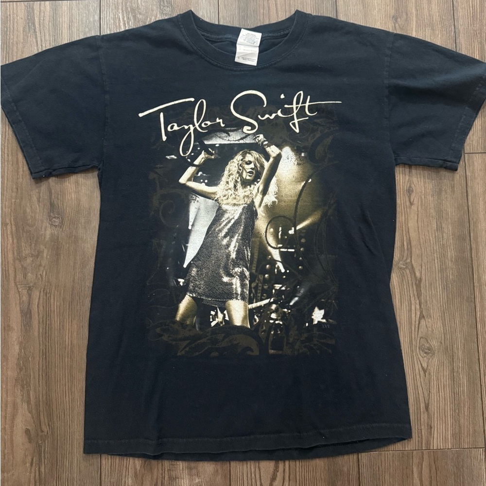 Vintage Taylor Swift Fearless Tour T-Shirt Black Gold Graphic Band Tee Small